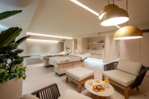 The Suite Lise, its jacuzzi, massage tables and gourmet break at the Spa La Neuvième Lettre in La Rochelle