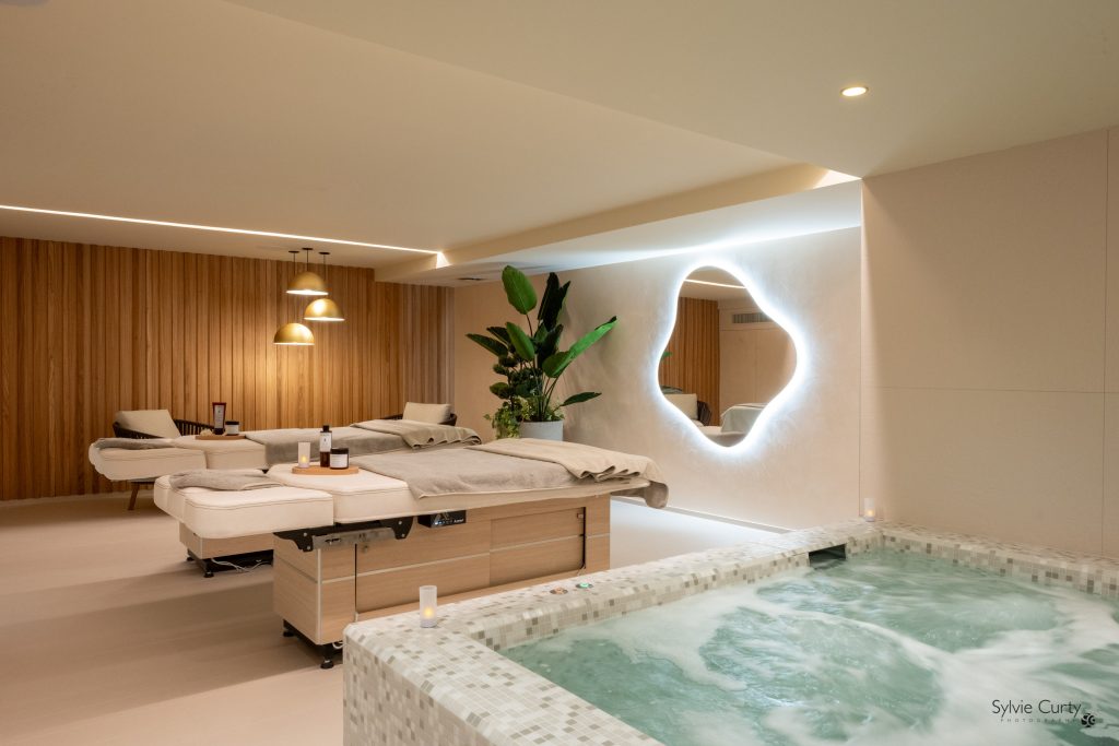 La Suite du Spa La Neuvième Lettre à La Rochelle dans le Vieux port avec jacuzzi
