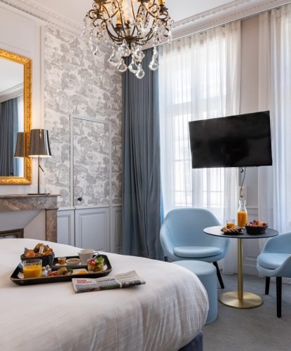 Photo - Hôtel La Monnaie & Spa Hotel hotel monnaie rochelle spa 4 etoiles vieux port chambre prestige bleue petit dejeuner room service