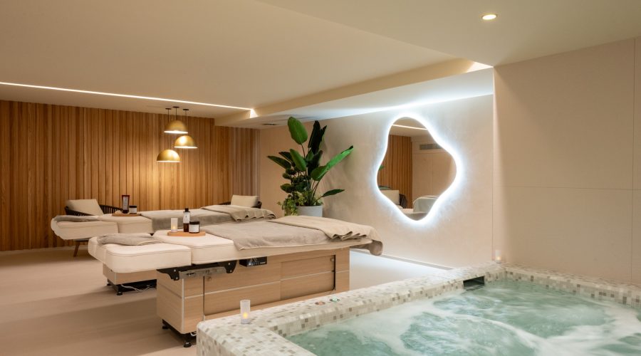 Spa moderne avec bassin d'eau et décoration minimaliste en pierre blanche - hôtel spa la rochelle